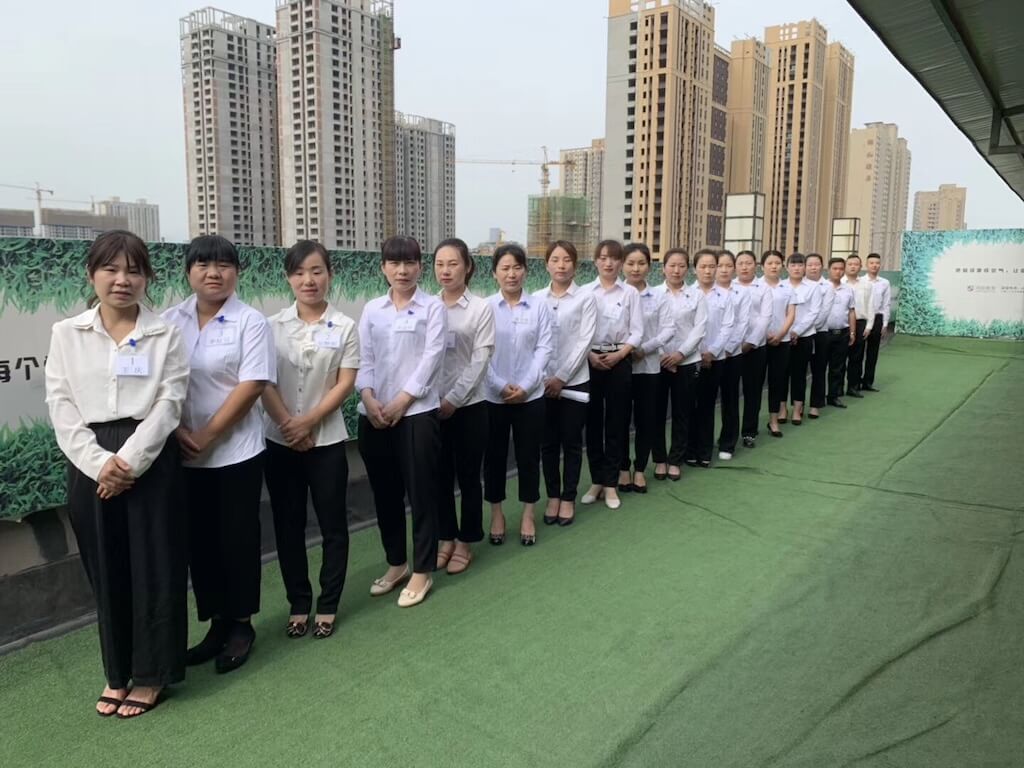 面接を受ける実習生